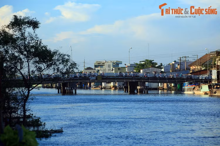 Việc tâu lên, vua Gia Long khen ngợi và cho đặt tên là Bảo Định hà (sông Bảo Định), và cho phép Huỳnh Công Lý dựng bia ghi công ở bên bờ kênh gần chợ Thang Trong.