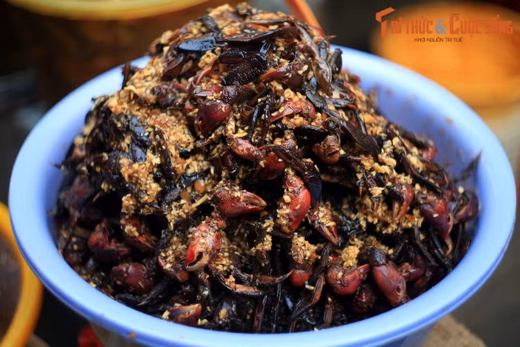 Bên cạnh hàng chục loại mắm cá, như mắm sặc, mắm linh, mắm lóc, mắm rô, mắm trèn, mắm chốt… còn có mắm ba khía, một loại cua bản địa miền Tây.
