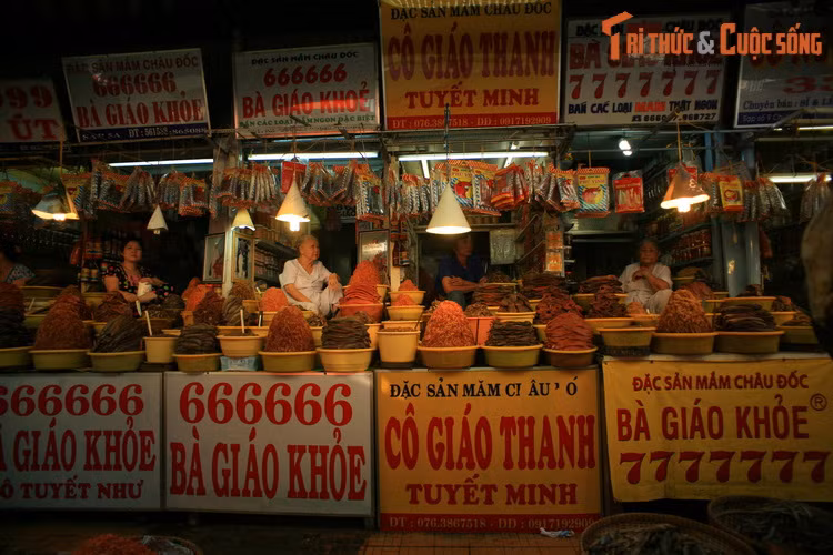 Nếu khu bán khô cá gây ra nhiều ngạc nhiên, thì khu bán mắm cá của chợ Châu Đốc có thể là cú "sốc" với các vị khách phương xa lần đầu ghé thăm.
