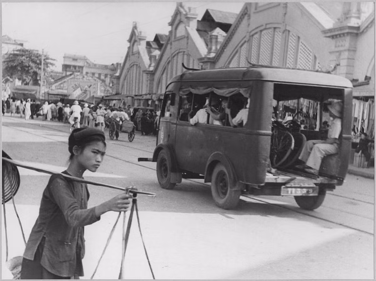 Cảnh quan phía trước chợ Đồng Xuân, Hà Nội năm 1950.