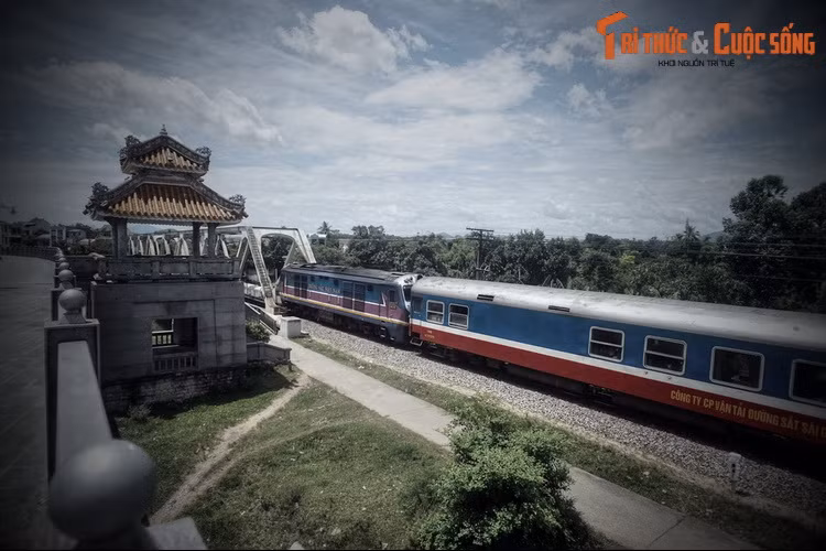 Sau khi khu vườn ngự được xây xong, vào khoảng đầu những năm 1870, vua Tự Đức đã viết bài “Dữ Dã Viên ký” để ca ngợi vẻ đẹp của khu vườn. Từ cái tên “Dữ Dã Viên” nhưng người dân Huế rút gọn thành Dã Viên.