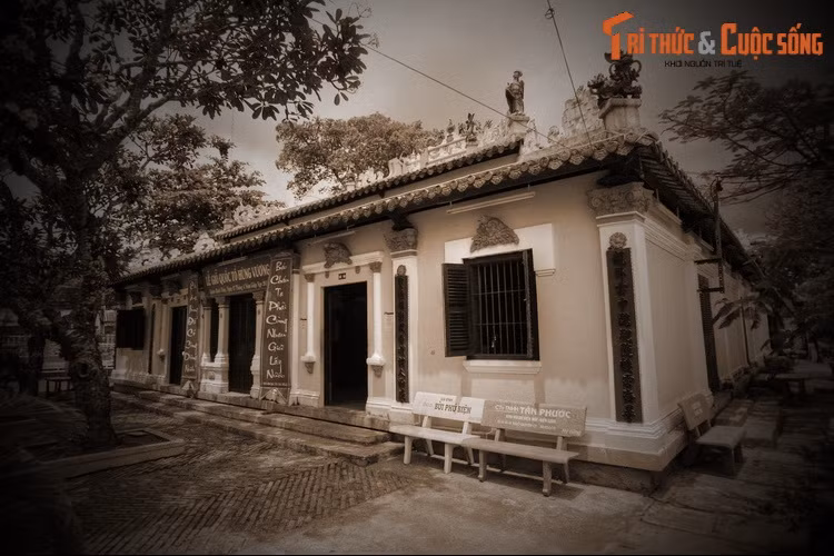 Một đêm nọ, con hổ nghe tiếng bà Bé rên rỉ đau bụng chuyển dạ đẻ đã chạy thẳng đến nhà một bà mụ. Bà mụ đang ngủ mơ màng, mở mắt ra trông thấy con hổ sợ quá ngất xỉu.