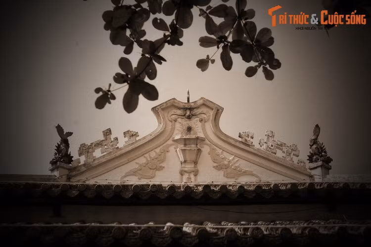 Ngoài ra, cư dân địa phương còn truyền tụng rất nhiều giai thoại khác liên quan đến việc Thần Hổ cứu người khi gặp hoạn nạn. Khi hổ chết, dân làng tiếc thương lấy thi thể làm tượng cốt đặt trong miếu thờ.