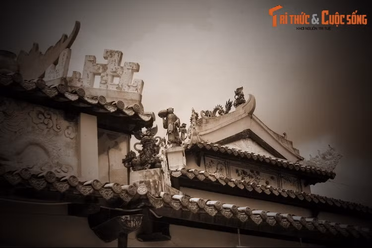 Sáng sớm hôm sau, khi mở cửa ra, bà mụ đã trông thấy một con heo rừng nằm chết trong sân. Trên thân heo đầy vết móng hổ. Sực nhớ diễn biến đêm qua, bà mụ biết, con hổ đã bắt heo trả lễ.