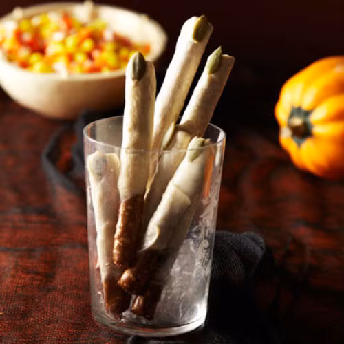 Ngón tay quỷ từ bánh quy và socola sẽ rất được yêu thích trong tiệc Halloween.