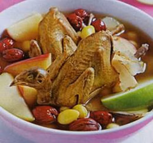 Chim cút hầm thuốc bắc chữa thoái hóa cột sống cổ. Ảnh minh họa.