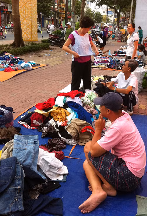 Kinh hãi lây bệnh về máu từ quần áo hàng thùng Kinh hai lay benh ve mau tu quan ao hang thung