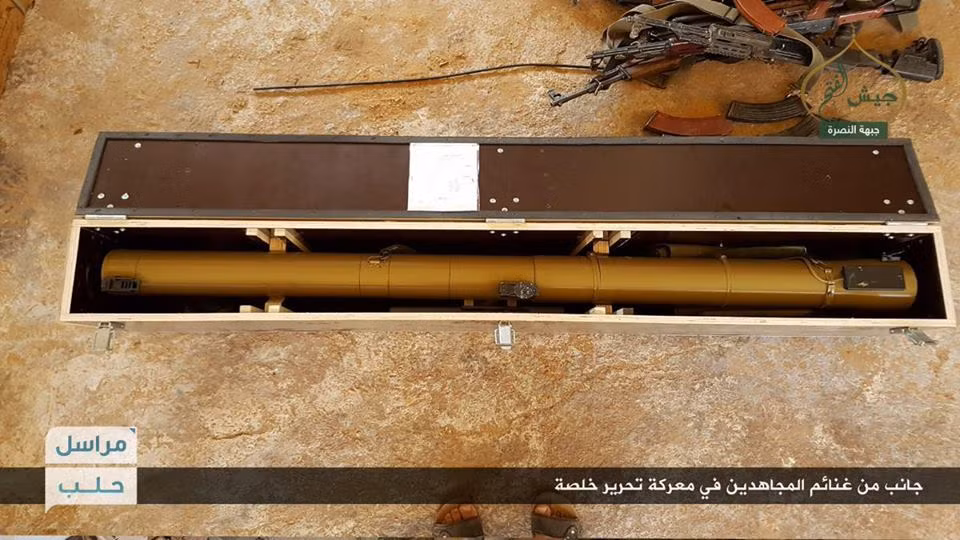 Mạng xã hội Ả Rập đang lan truyền hình ảnh phiến quân nổi dậy ở Syria khoe hình súng chống tăng RPG-29 mới tinh vừa cướp được từ quân đội chính phủ Syria. Vậy là quân đội của ông Assad lại tiếp tục để mất thêm một loại vũ khí chống tăng nguy hiểm nhất thế giới vào tay phiến quân.