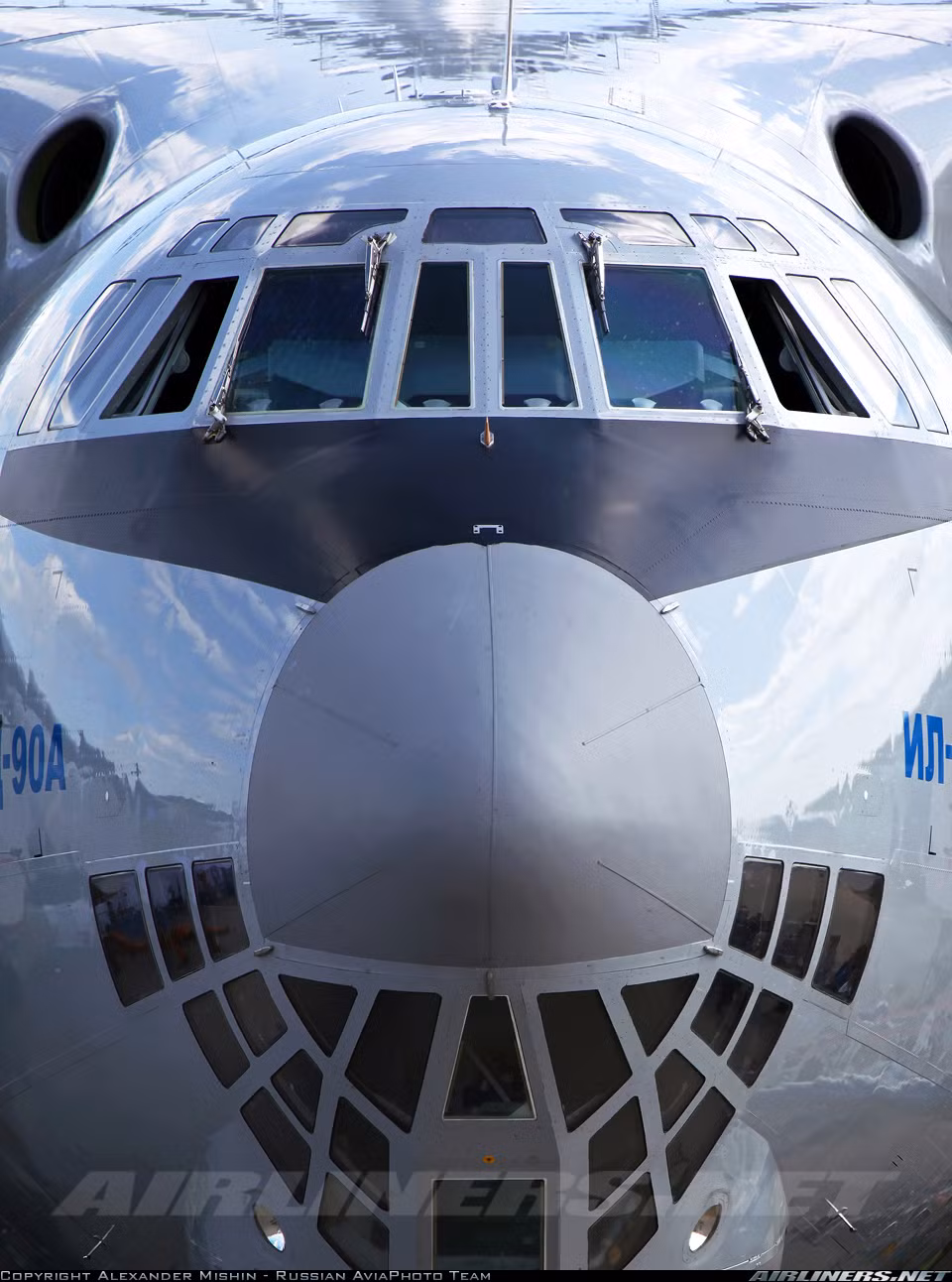 Il-76 là một trong những dòng máy bay vận tải hạng nặng hiếm hiện nay sử dụng khoang hoa tiêu phủ kính dưới mũi máy bay.