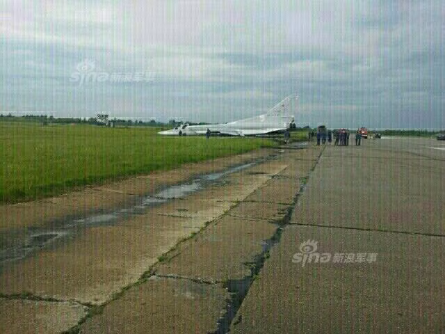 Có vẻ như chiếc máy bay ném bom Tu-22M3 gặp trục trặc kỹ thuật khi hạ cánh, có thể là hệ thống phanh bị hỏng khiến phi công không thắng được, làm cho máy bay trượt ra ngoài đường băng gây hư hỏng với hệ thống hạ cánh…dẫn tới một loạt vấn đề khác.