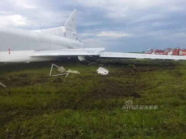 Các hình ảnh dân mạng cho thấy chiếc Tu-22M3 nằm trên bãi cỏ ngoài với những thương tích lớn ở bụng máy bay và trên cánh.