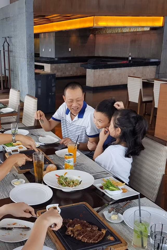 MC Lại Văn Sâm tận hưởng niềm hạnh phúc bên hai cháu nội.