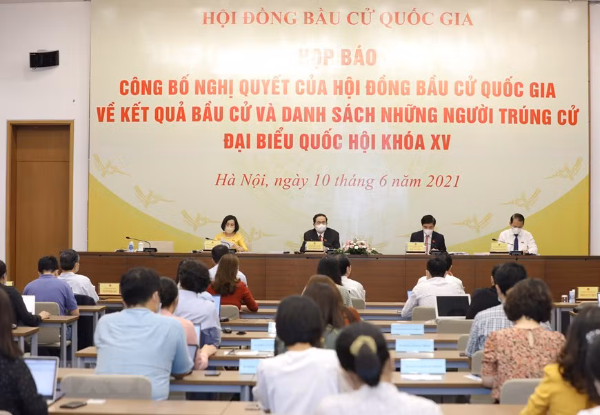 Chiều 10/6, ông Bùi Văn Cường, Tổng Thư ký Quốc hội, Chủ nhiệm Văn phòng Quốc hội, Chánh Văn phòng Hội đồng Bầu cử Quốc gia công bố danh sách 499 người trúng cử đại biểu Quốc hội khoá XV. Theo đó, trong số 13 người do Trung ương giới thiệu bầu ĐBQH khoá XV tại TP.HCM, có 6 người không trúng cử. 