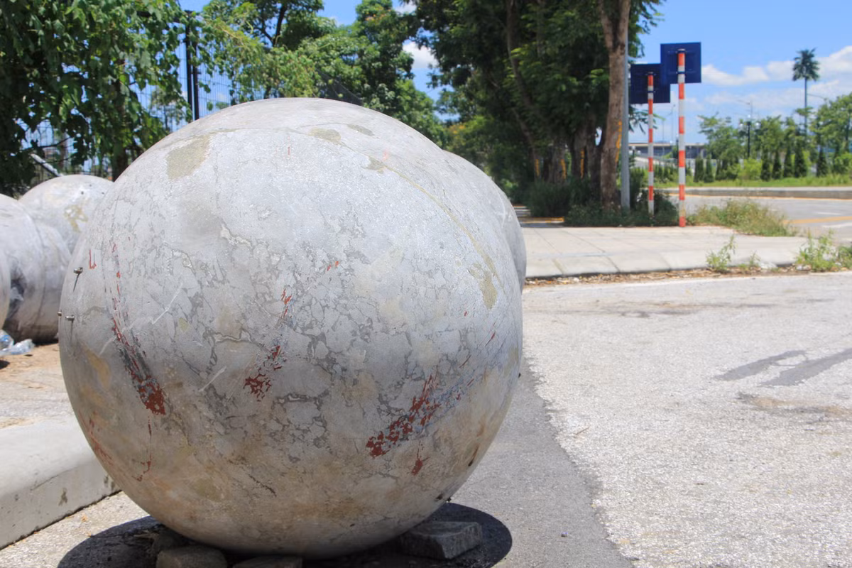 Một số ý kiến cho rằng, việc di dời những quả cầu đá trên ra khỏi khu vực SVĐ Mỹ Đình là do "phong thủy". Vì mọi người cho rằng, quả cầu này và dây xích chặn thắng lợi của đội tuyển Việt Nam.
