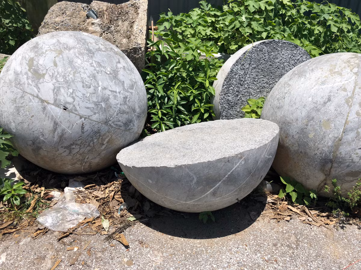 Nhiều quả cầu đá do không được bảo vệ nên đã có dấu hiệu xuống cấp, một số quả thậm chí đã bị tách làm đôi.