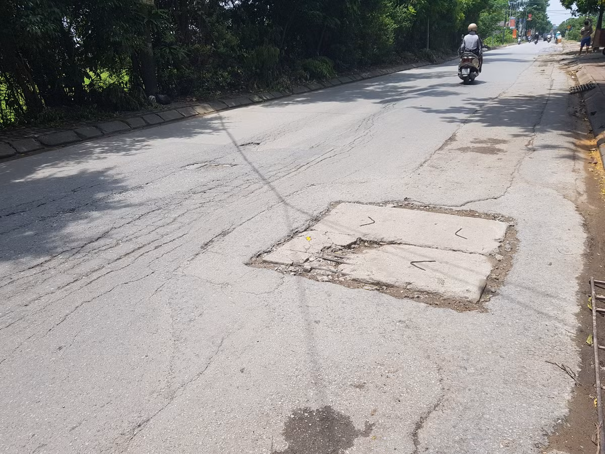 Hà Nội: Tỉnh lộ 442 mới sửa lại xuống cấp nghiêm trọng Ha Noi: Tinh lo 442 moi sua lai xuong cap nghiem trong