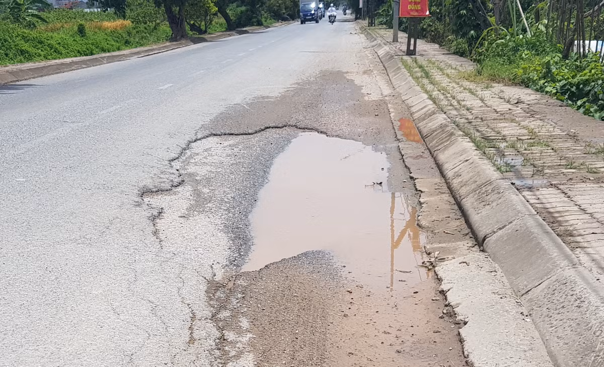 Hà Nội: Tỉnh lộ 442 mới sửa lại xuống cấp nghiêm trọng - Hình 8 Ha Noi: Tinh lo 442 moi sua lai xuong cap nghiem trong-Hinh-8