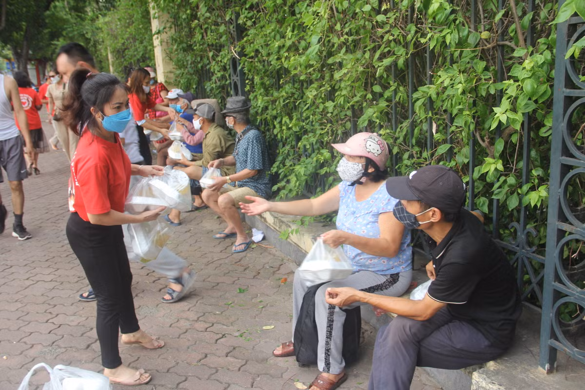 Đa phần các tình nguyện viên của CLB tự bỏ tiền ra để mua thực phẩm, nấu suất cơm cho người nghèo. Khu vực vỉa hè trước công viên Thống Nhất là địa điểm quen thuộc phát suất cơm miễn phí.