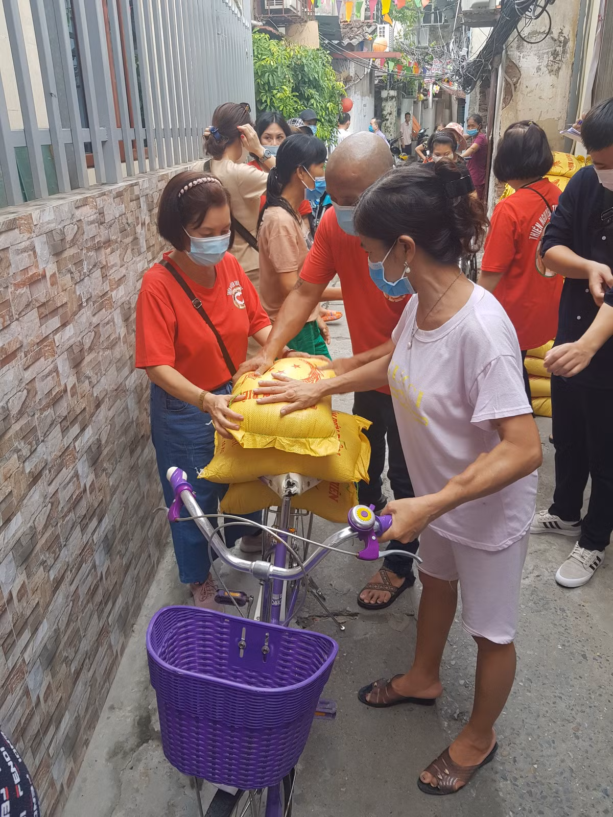 Ngoài những suất cơm nấu sẵn, nhóm thiện nguyện còn tặng gạo cho những hộ gia đình khó khăn.