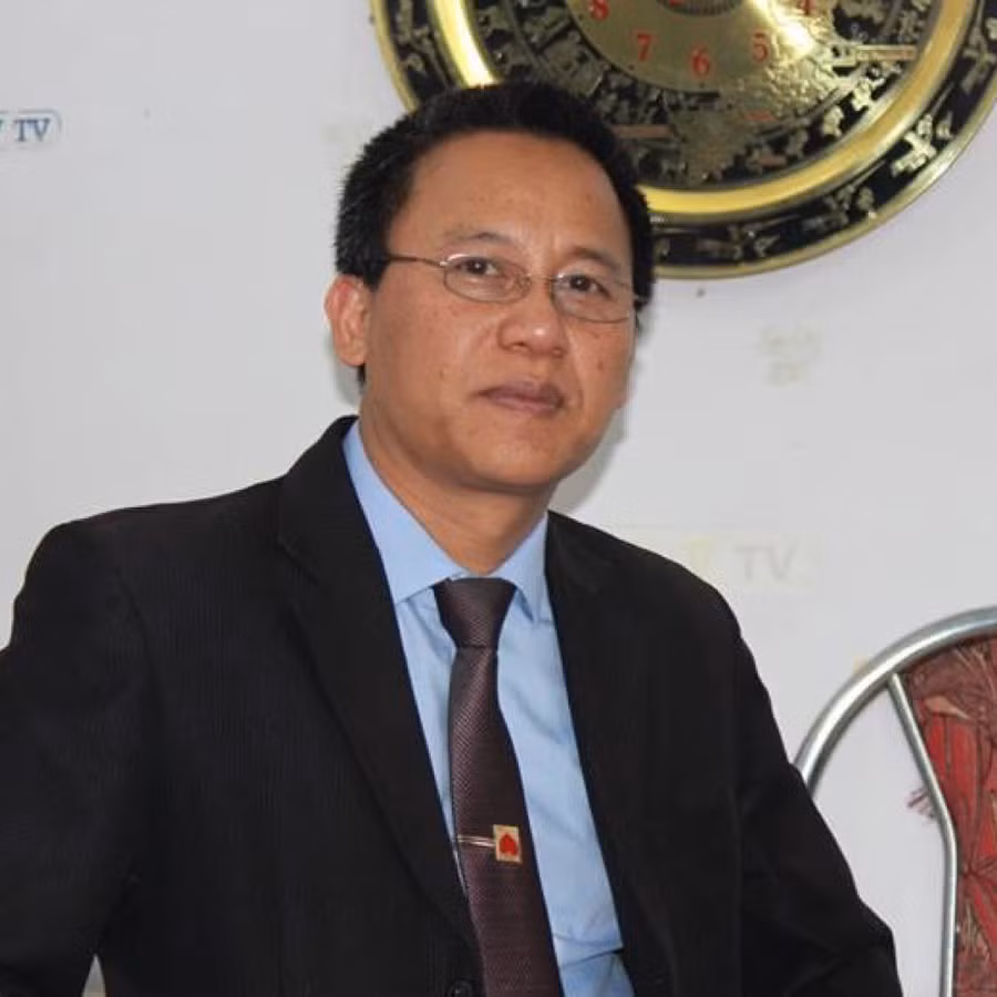 Lê Văn Dũng hay gọi là Dũng Vova sinh ra trong một gia đình công chức. Bản thân Dũng từng là sinh viên của trường Đại học Bách khoa Hà Nội vào những năm 1987-1992. Sau khi ra trường, Dũng làm kỹ sư Công ty cổ phần kỹ nghệ lạnh Đà Nẵng, ở đường Lê Trọng Tấn, TP Đà Nẵng. 2 năm sau, làm kỹ sư điện Công ty TNHH Tư vấn và quản lý xây dựng...