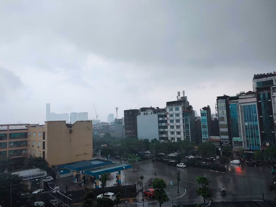 Đường Dương Đình Nghệ, quận Cầu Giấy có mưa lớn kèm theo gió mạnh.
