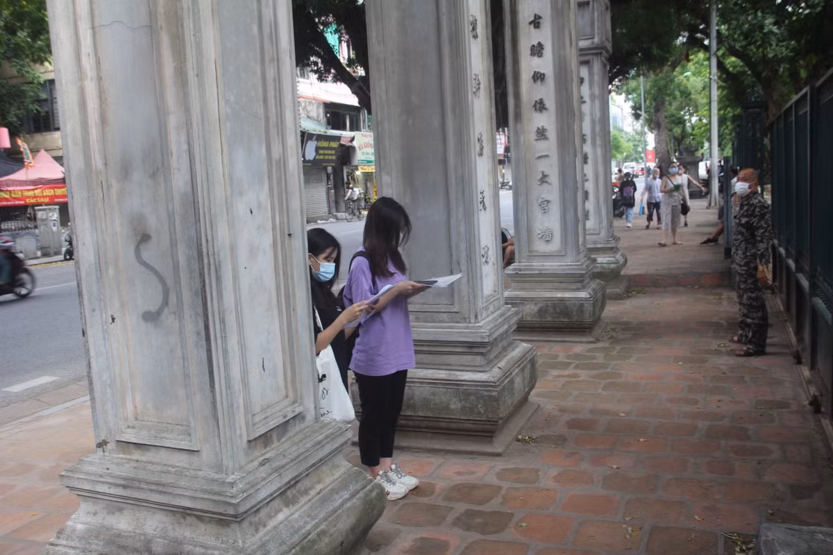 Nhiều học sinh còn ghi cả tên, số báo danh lên giấy để đọc khi khấn, mong kỳ thi sắp tới mình sẽ giành được những điểm số cao.
