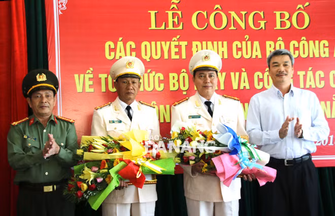 Đại tá Trần Đình Chung, Phó Giám đốc Công an TP Đà Nẵng (thứ ba, trái sang).