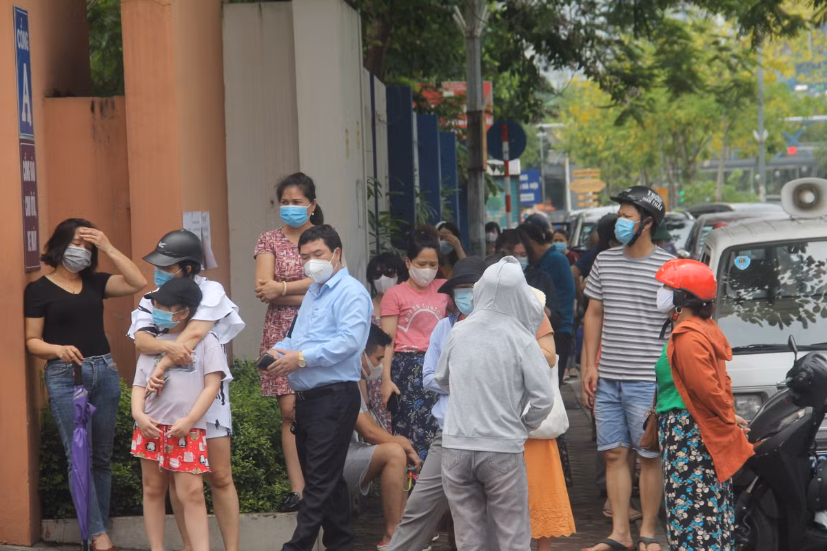 Thi sinh thi vao lop 10 tai Ha Noi tu tin dat diem cao 2 mon dau tien-Hinh-2