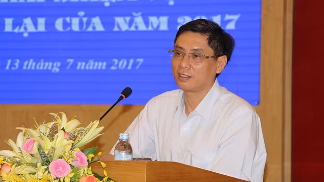 Cơ quan CSĐT Công an tỉnh Khánh Hòa cũng quyết định khởi tố bị can về tội vi phạm quy định về quản lý, sử dụng tài sản Nhà nước gây thất thoát, lãng phí theo quy định tại Điều 229 BLHS; lệnh khám xét chỗ ở và lệnh bắt bị can để tạm giam đối với ông Lê Đức Vinh, nguyên Chủ tịch UBND tỉnh Khánh Hòa nhiệm kỳ 2016-2021.