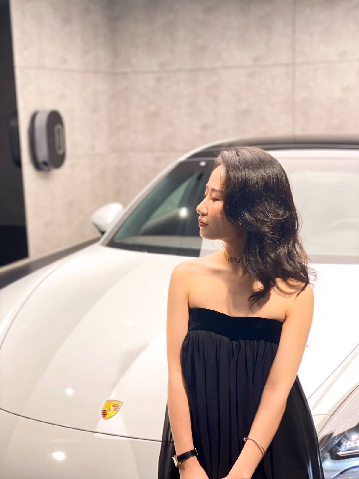 Chan dung “co con gai nha nguoi ta” duoc bo me tang xe Porsche 8 ty