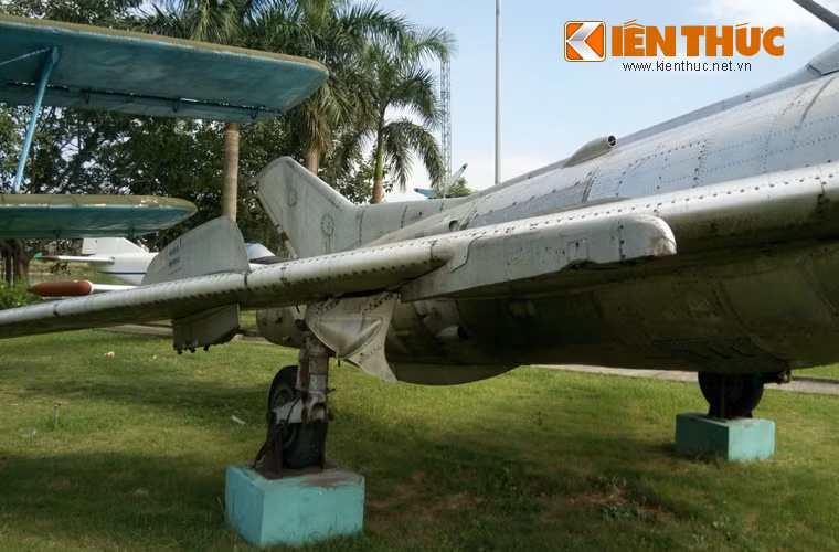 Sải cánh J-6 khoảng 9,2m. Trên cánh có 4 điểm treo nhưng chỉ mang được thùng nhiên liệu phụ hoặc bom, rocket không điều khiển.