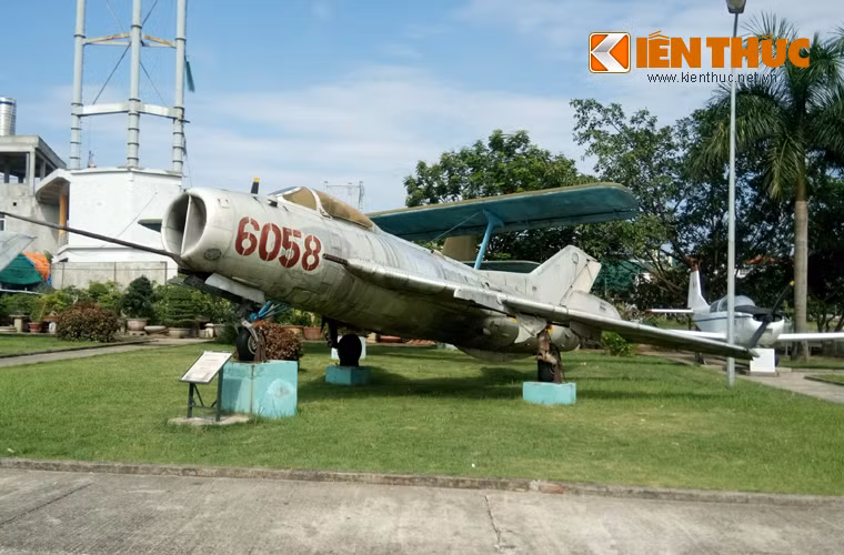 Ngày nay, các máy bay tiêm kích J-6 đã rời khỏi biên chế Không quân Nhân dân Việt Nam và được đưa về các bảo tàng trưng bày. Ảnh: Tiêm kích J-6 số hiệu 6058 từng thuộc biên chế Đoàn 925 trưng bày tại Bảo tàng Phòng không – Không quân. Đây là chiếc máy bay từng được ba phi công tên Sơn sử dụng để hạ ba chiếc F-4 của Mỹ.