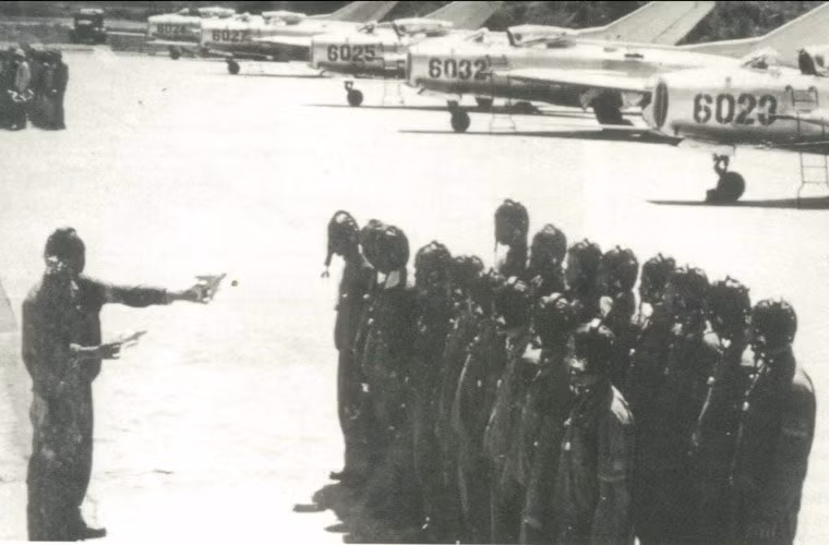 Nhằm giúp đỡ Việt Nam chống lại hàng nghìn máy bay của Đế quốc Mỹ, tháng 2/1969, phía Trung Quốc đã chuyển giao cho Không quân Nhân dân Việt Nam số lượng nhỏ tiêm kích đánh chặn J-6 để thành lập Trung đoàn 925. Các tài liệu Việt Nam thì thường gọi chúng là MiG-19 vì vốn dĩ J-6 được Trung Quốc sản xuất trên cơ sở sao chép công nghệ mẫu MiG-19 của Liên Xô.