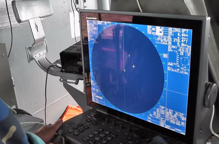 Màn hình radar điện tử của tàu.