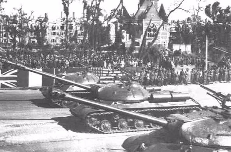 Đấy là lần đầu tiên IS-3 xuất hiện trước các “vị khách nước ngoài” dù chúng đã trang bị cho Hồng quân Liên Xô từ trước đó nhiều tháng.