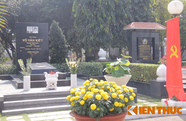 Theo chương trình, sáng 13/10, trước khi diễn ra Phiên trù bị, Đoàn đại biểu dự Đại hội Đảng bộ TP HCM lần thứ X do đồng chí Lê Thanh Hải, Ủy viên Bộ Chính trị, Bí thư Thành uỷ Thành phố làm trưởng đoàn dâng hoa trước Tượng đài Chủ tịch Hồ Chí Minh. Sau đó Đoàn Đại biểu sẽ viếng Nghĩa trang Liệt sĩ TP (quận 9); Nghĩa trang Lạc Cảnh (quận Thủ Đức) và Đền Tưởng niệm Liệt sĩ Bến Dược (huyện Củ Chi).