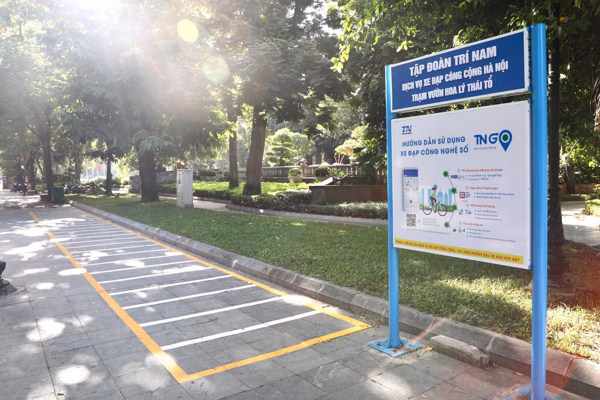 Trạm xe đạp công cộng tại vườn hoa Lý Thái Tổ (quận Hoàn Kiếm), mặc dù đã hoàn thành các hạng mục biển hướng dẫn, vạch sơn kẻ ô nhưng vẫn chưa có xe.