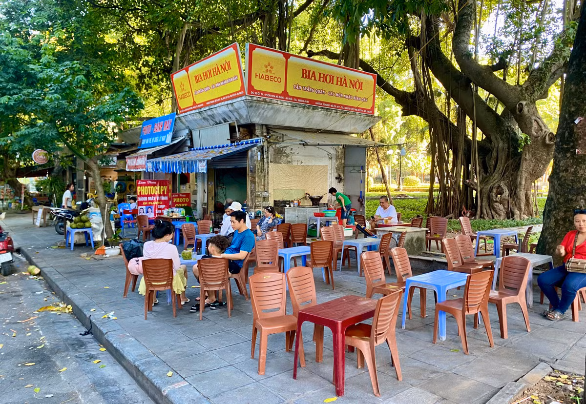 Đáng chú ý, khu vực phía đường Nhuệ Giang, vườn hoa Hà Đông bị các hộ kinh doanh bia, cafe chiếm dụng, bày bàn ghế chắn cả lối ra vào.