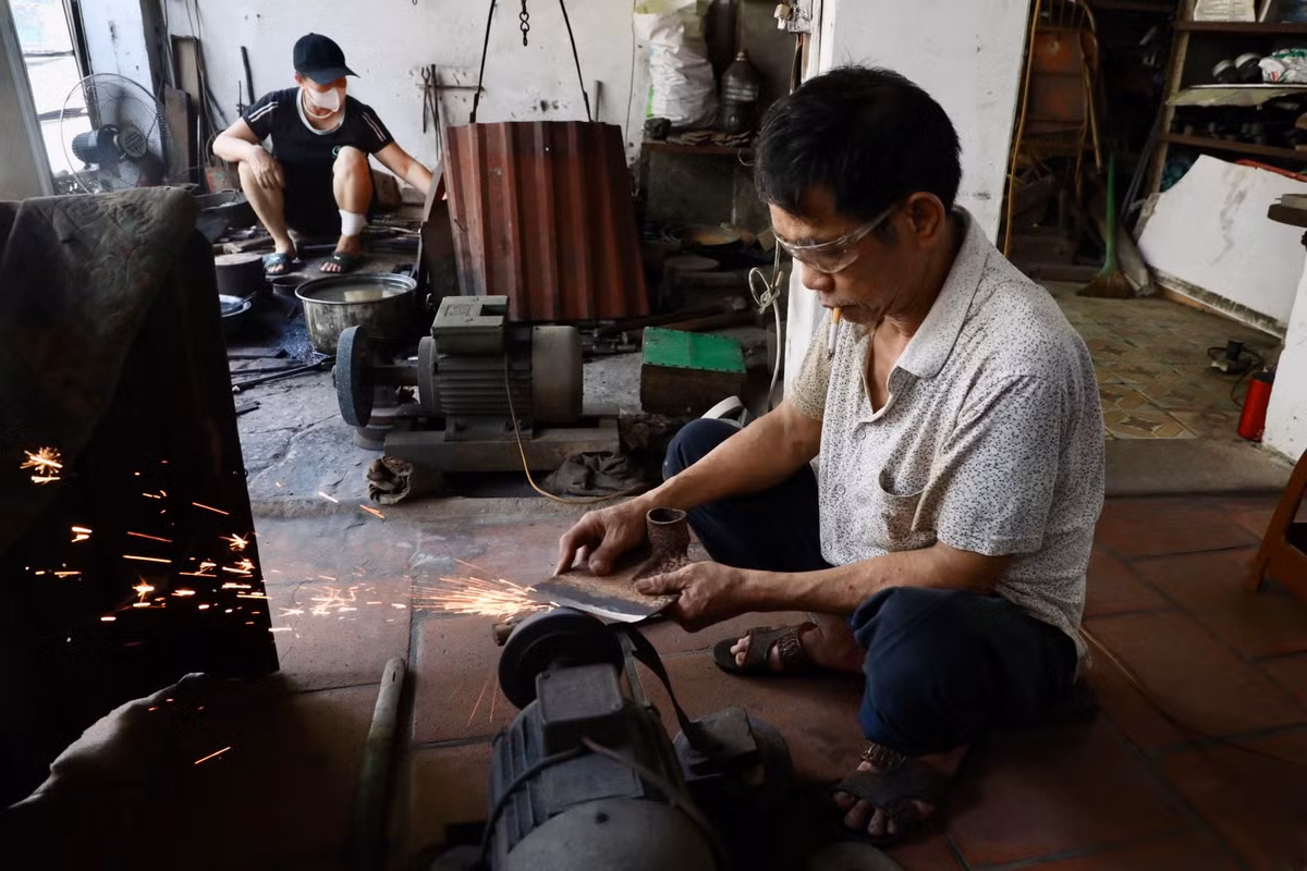 Với những công đoạn bị ảnh hưởng bới sức nóng hay tia lửa bắt ra đều được quây tôn, che kín để tránh nguy cơ cháy nổ.