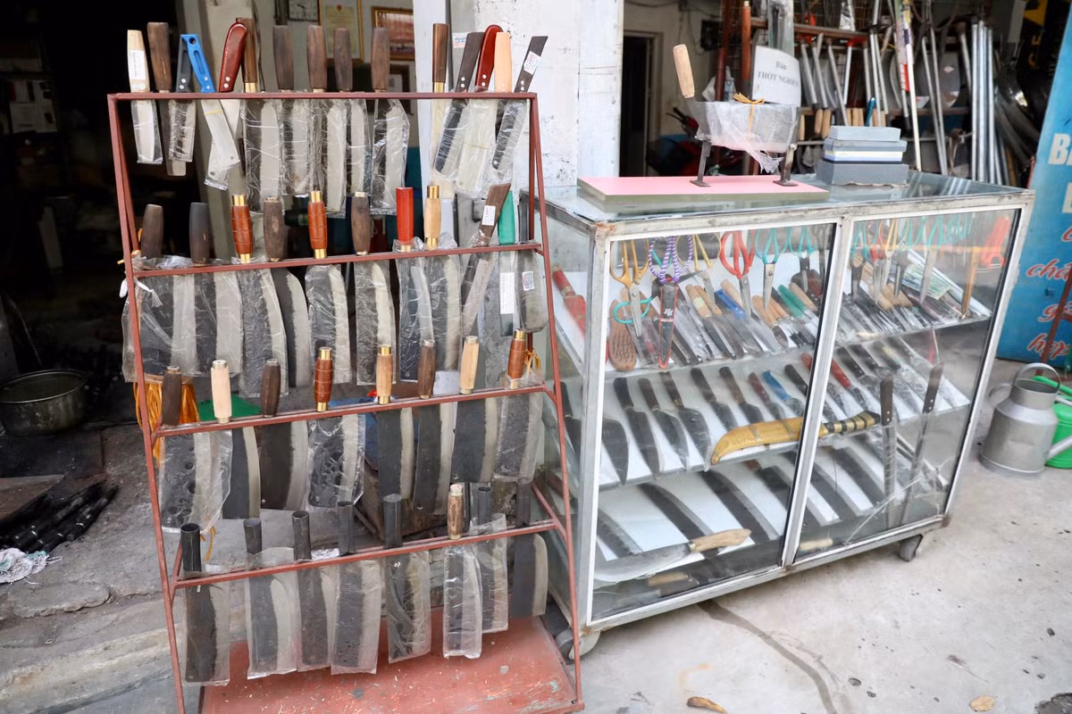 Sản phẩm của gia đình nghệ nhân Hoàng Văn Cung đa dạng, phong phú về kiểu dáng, chủng loại từ búa, đục, dao, kéo, mai, cuốc, thuổng… đến các mặt hàng phục vụ sinh hoạt...