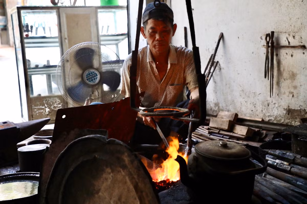 Hà Nội ngột ngạt trong cái nóng mùa hè, thế nhưng lò rèn của ông Hoàng Văn Cung, 60 tuổi vẫn rực lửa từ sáng sớm. Ở Đa Sỹ hiện có hơn 1.000 hộ làm nghề rèn, có 13 người được phong nghệ nhân, trong đó có ông Cung. Để học nghề của cha mình, từ nhỏ, ông Cung đã tiếp xúc với hơi nóng của lò lửa, biết cầm chiếc búa nhỏ để tập gõ. Ngày nay, đứng trước nguy cơ nghề rèn truyền thống bị mai một, người nghệ nhân già vẫn đam mê, gắn bó với nghề, coi nghề như máu thịt, cố gắng gìn giữ và phát huy truyền thống của gia đình.