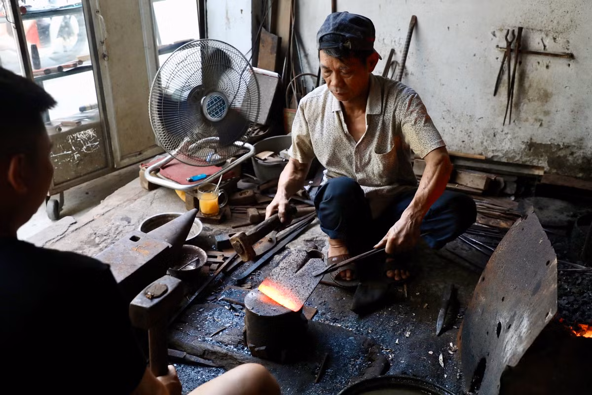 Ngồi bên lò than rực lửa giữa ngày hè, dù chiếc quạt quay hết công suất, tí lại làm ngụm nước mát để kế bên, nhưng mồ hôi vẫn ướt đẫm áo, ông Cung tâm sự: "Bố tôi cũng là một người thợ rèn giỏi và ông đã truyền lại nghề cho tôi. Ngày xưa, ông làm ở hợp tác xã nhưng sau khi giải phóng thì về mở lò làm tại nhà. Thời trẻ, tôi từng đi lính 4 năm, sau khi ra quân lại tiếp tục làm nghề, tiếp bước cha ông. Tôi yêu nghề như tình yêu của người lính, nhiệt huyết, đam mê lắm. Bởi lẽ, nếu không yêu nghề thì làm sao có thể gắn bó với công việc vốn nặng nhọc, vất vả này được”.