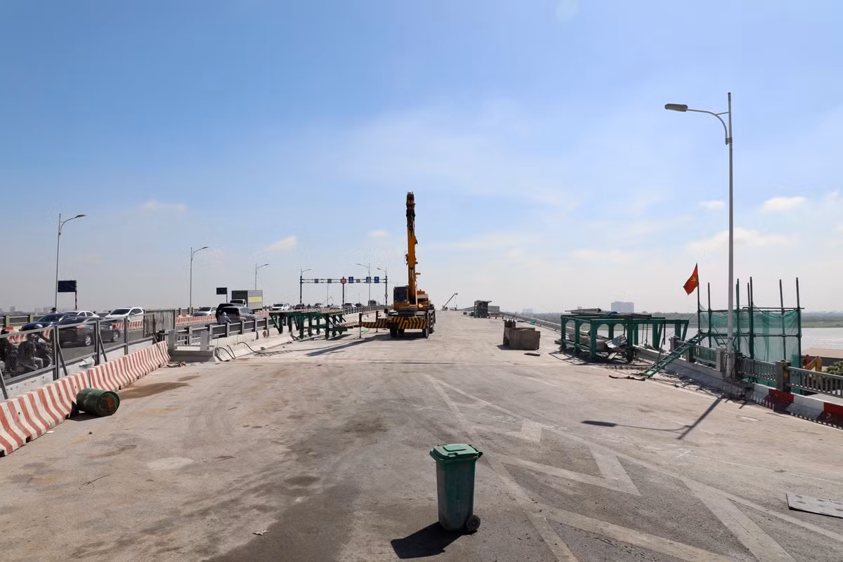 Cầu Vĩnh Tuy giai đoạn 2 nằm ở phía hạ lưu sông Hồng, song song cầu giai đoạn 1, với hình dáng tương tự cầu giai đoạn 1. Tổng chiều dài cầu và đường dẫn khoảng 3.473m. Điểm đầu Km0+840 (giao với đường Nguyễn Khoái và đường Minh Khai), điểm cuối Km4+312,62 (giao với đường Long Biên - Thạch Bàn, đường Cổ Linh). Mặt cắt ngang cầu là 19,25 m (4 làn xe). Chiều cao tĩnh không là 11 m, khẩu độ thông thuyền lớn hơn 85 m.