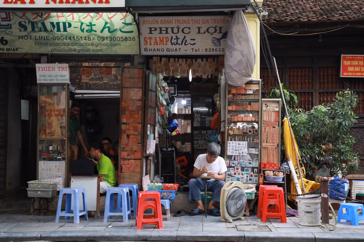 Không ai rõ nghề khắc dấu gỗ có từ bao giờ, nhưng đây là một trong nhiều nghề thủ công của phố cổ Hà Nội, đã có từ hàng trăm năm nay. Tại một cửa tiệm nhỏ chưa đầy 15m2 trên phố Hàng Quạt (quận Hoàn Kiếm, Hà Nội), ông Phạm Ngọc Toàn vẫn ngày ngày miệt mài gắn bó, gìn giữ nghề khắc dấu gỗ truyền thống của gia đình.