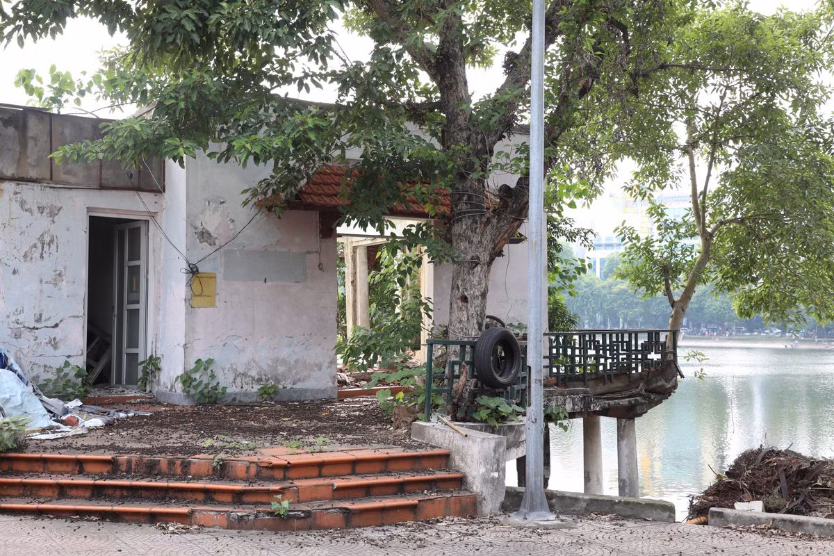 Khung cảnh hoang tàn, trở thành đống đổ nát.
