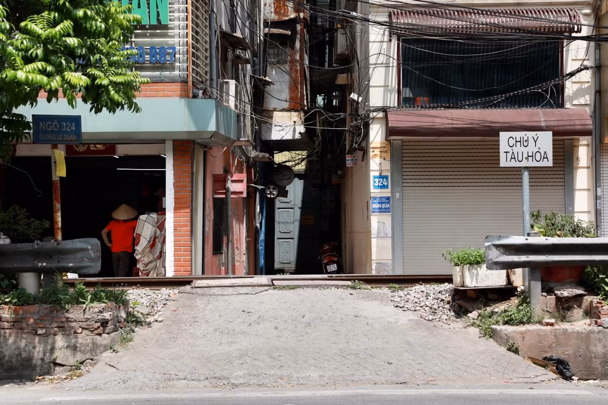 Theo Cục Đường sắt Việt Nam, Hà Nội là một trong những địa phương có nhiều lối đi tự mở qua đường sắt nhất cả nước. Cụ thể, trên địa bàn thành phố Hà Nội có 6 tuyến đường sắt đi qua với tổng chiều dài khoảng 162,11km, nhưng có đến 545 vị trí giao cắt đường bộ - đường sắt, trong đó có 183 đường ngang hợp pháp và 362 lối đi tự mở.