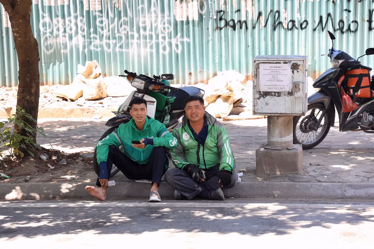 Tranh thủ dừng chân dưới bóng cây râm mát ven đường.