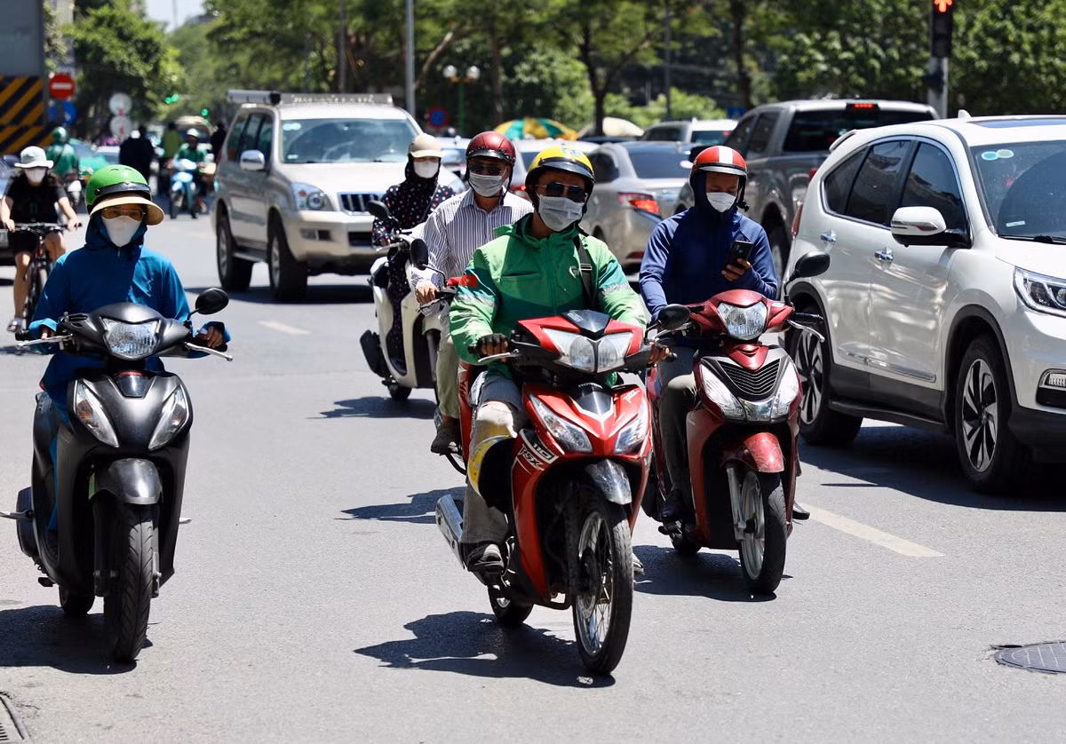 Trong khi đó, những tài xế xe ôm, shipper (người giao hàng) vẫn phải ra đường, "phơi mình" cả ngày giữa nắng nóng, chật vật mưu sinh.