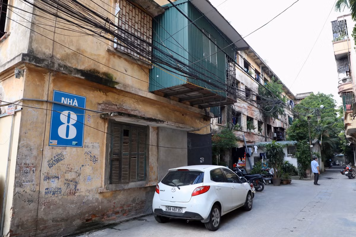 Nằm sâu trong ngõ Tự Do, thuộc phường Đồng Tâm, quận Hai Bà Trưng, Hà Nội, dãy nhà 8 thuộc khu tập thể cũ trường Đại học Kinh tế - Quốc dân gồm 3 tầng, có 2 mặt tiền, tổng diện tích gần 1.000 m2. 