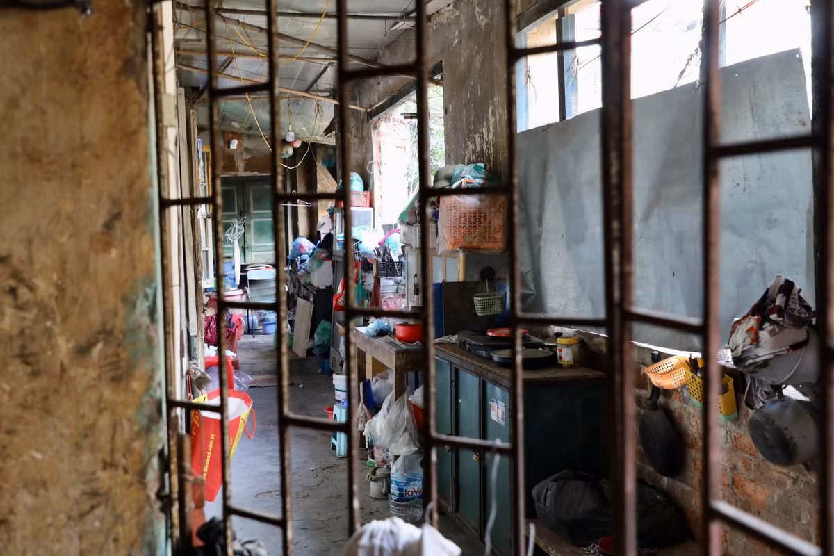 Khu tập thể cũ trong tình trạng sập xệ, nhếch nhác, nhiều hộ dân nấu nướng ngay ngoài hành lang.